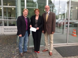 Vor dem Landesministerium für Wirtschaft, Arbeit & Verkehr in Hannover (v.l.n.r.): Gerald Heere, Daniela Behrens & Detlef Tanke (31.07.2014)