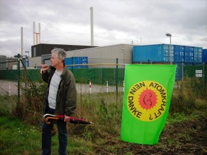 Anti-Atom-Fahne vor dem Firmengelände von Eckert & Ziegler (14.09.2013)