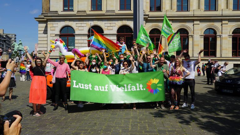 Queer. Proud. Grün. – CSD Parade in Braunschweig